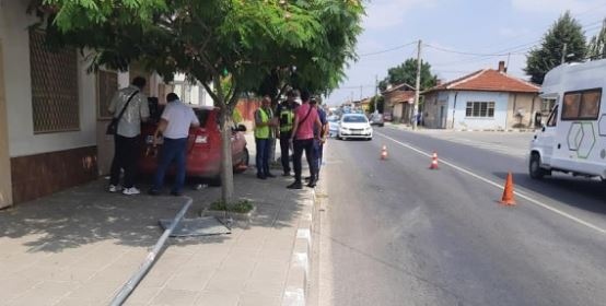 Полицай със служебен автомобил блъсна 8 годишно момиченце на пешеходна пътека